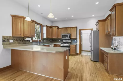 Kitchen - 2221 Harbor Lndg, Springfield, IL 62712 photo 3 of 6