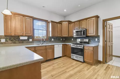 Kitchen - 2221 Harbor Lndg, Springfield, IL 62712 photo 6 of 6