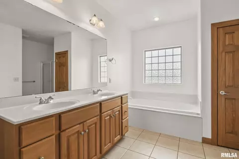 Bath - 2221 Harbor Lndg, Springfield, IL 62712 photo 3 of 5