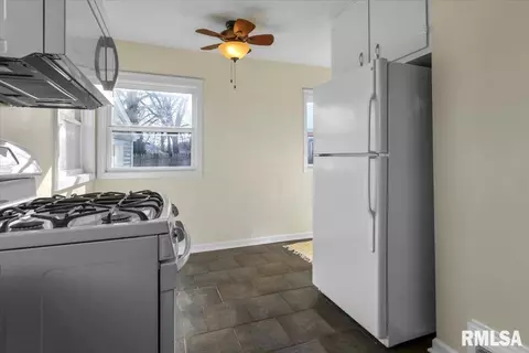 Kitchen - 33 Belle Pl, Springfield, IL 62704 photo 2 of 3
