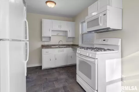 Kitchen - 33 Belle Pl, Springfield, IL 62704 photo 1 of 3