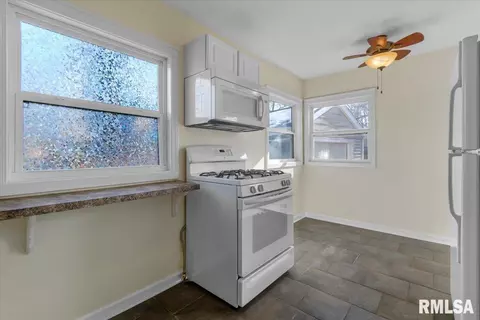 Kitchen - 33 Belle Pl, Springfield, IL 62704 photo 3 of 3