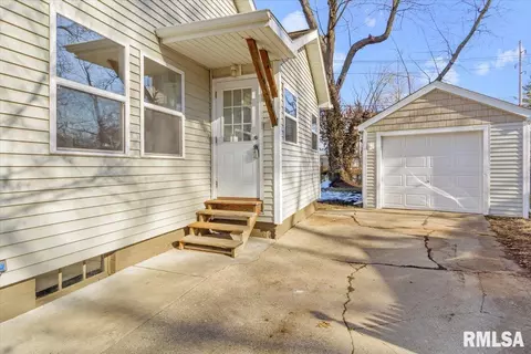 Exterior - 33 Belle Pl, Springfield, IL 62704 photo 2 of 10
