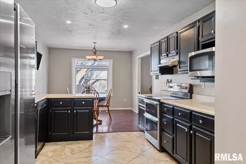 Kitchen - 117 Verona Dr, Springfield, IL 62703 photo 4 of 5