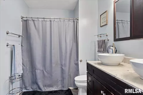 Bath - 117 Verona Dr, Springfield, IL 62703 photo 2 of 4