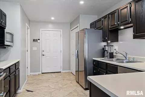 Kitchen - 117 Verona Dr, Springfield, IL 62703 photo 3 of 5