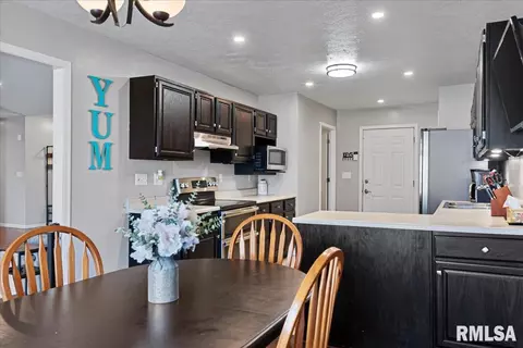 Kitchen - 117 Verona Dr, Springfield, IL 62703 photo 2 of 5
