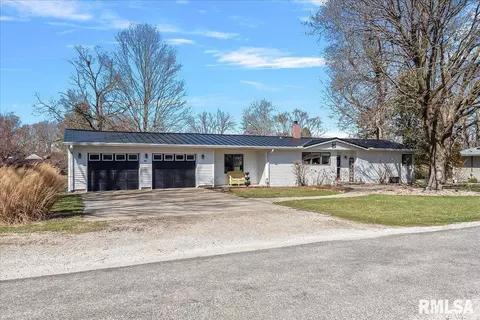 640 Linden Pt, Petersburg, IL 62675