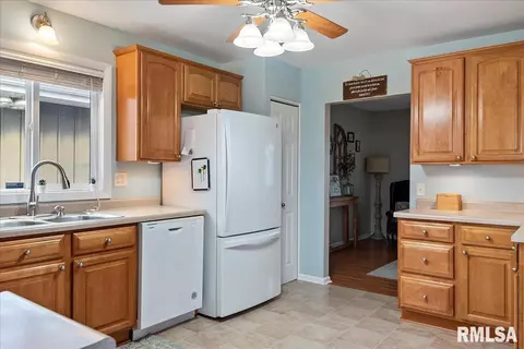 Kitchen - 2917 Arlington Dr, Springfield, IL 62704 photo 4 of 5