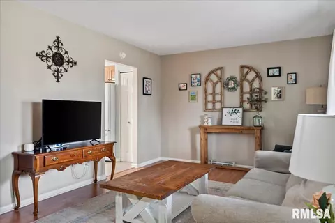 Living - 2917 Arlington Dr, Springfield, IL 62704 photo 2 of 7