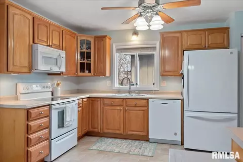 Kitchen - 2917 Arlington Dr, Springfield, IL 62704 photo 3 of 5