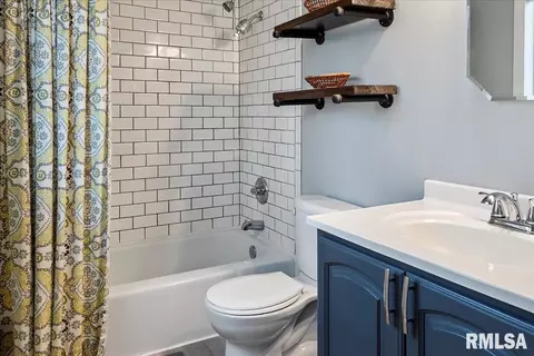Bath - 2917 Arlington Dr, Springfield, IL 62704 photo 2 of 2