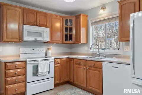 Kitchen - 2917 Arlington Dr, Springfield, IL 62704 photo 2 of 5