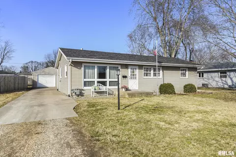 415 E Chestnut St, Chatham, IL 62629