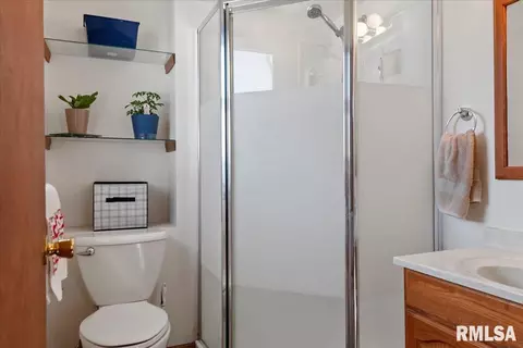 Bath - 164 Archer Ave, Springfield, IL 62704 photo 1 of 3