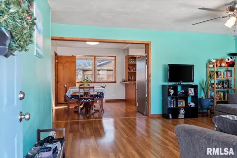 Living - 164 Archer Ave, Springfield, IL 62704 photo 2 of 7