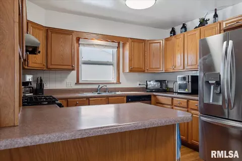 Kitchen - 164 Archer Ave, Springfield, IL 62704 photo 4 of 5