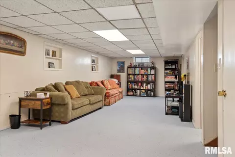 Living - 164 Archer Ave, Springfield, IL 62704 photo 6 of 7