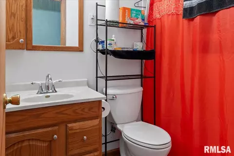 Bath - 164 Archer Ave, Springfield, IL 62704 photo 2 of 3