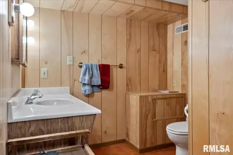 Bath - 164 Archer Ave, Springfield, IL 62704 photo 3 of 3