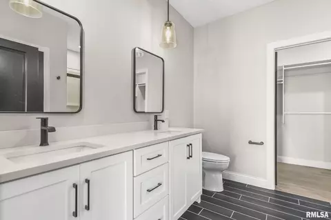 Bath - 5315 Verdant Ln, Springfield, IL 62711 photo 2 of 4