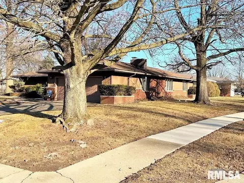 721 Samuel Ct, Taylorville, IL 62568