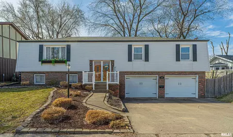 110 Crestwood Dr, Lincoln, IL 62656