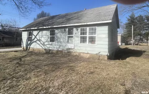 613 W Jackson St, Athens, IL 62613