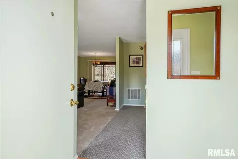 3209 Clarendon Dr, Springfield, IL 62704 photo 5