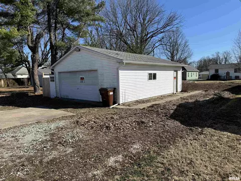 1119 W Vandeveer St, Taylorville, IL 62568