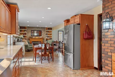 Dining - 38 Frontier Lk, Springfield, IL 62707 photo 4 of 4