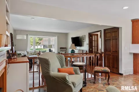 Living - 38 Frontier Lk, Springfield, IL 62707 photo 6 of 12