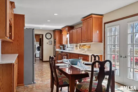 Dining - 38 Frontier Lk, Springfield, IL 62707 photo 2 of 4
