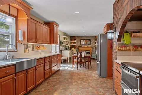 Kitchen - 38 Frontier Lk, Springfield, IL 62707 photo 2 of 3