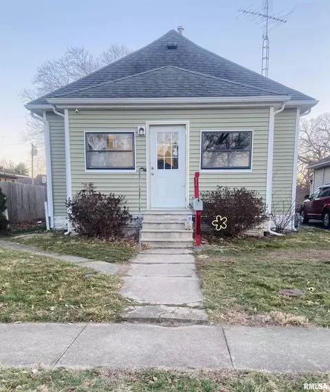 124 E Palmer St, Taylorville, IL 62568