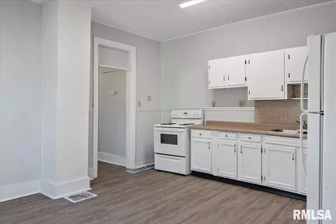 Kitchen - 1634 W Capitol Ave, Springfield, IL 62704 photo 2 of 3