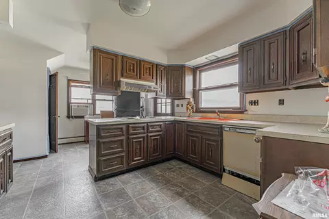 816 Pulaski St, Lincoln, IL 62656 photo 8