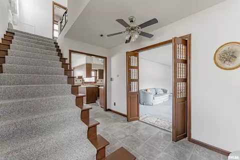 816 Pulaski St, Lincoln, IL 62656 photo 4