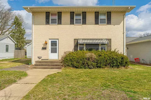 816 Pulaski St, Lincoln, IL 62656 photo 2