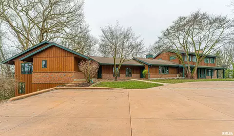 8 Forest Hills Dr, Lincoln, IL 62656