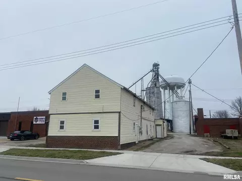 317 E Main Cross St, Taylorville, IL 62568