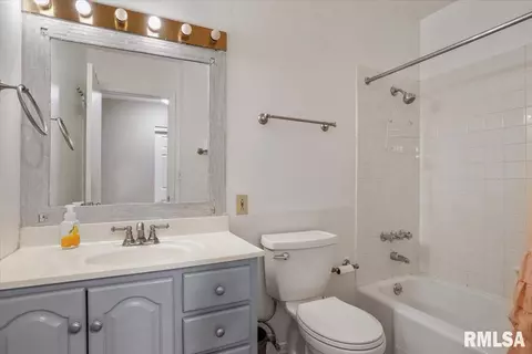 Bath - 51 Andover Dr, Springfield, IL 62711 photo 1 of 2