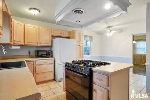 Kitchen - 51 Andover Dr, Springfield, IL 62711 photo 4 of 5