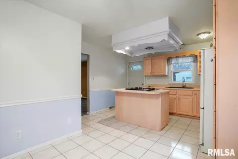 Kitchen - 51 Andover Dr, Springfield, IL 62711 photo 2 of 5