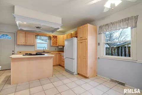 Kitchen - 51 Andover Dr, Springfield, IL 62711 photo 1 of 5