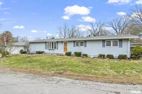 525 Blackburn St, Riverton, IL 62561