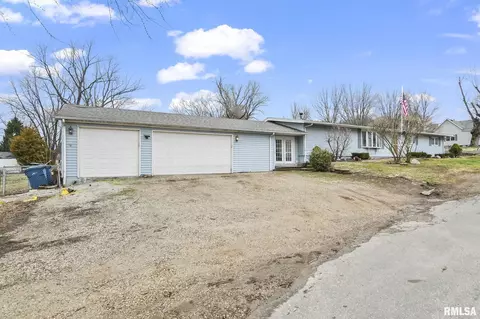 525 Blackburn St, Riverton, IL 62561 photo 3