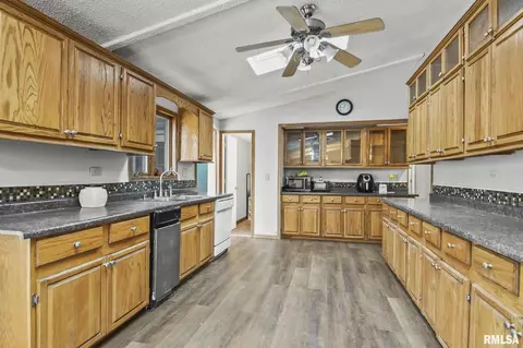 525 Blackburn St, Riverton, IL 62561 photo 6