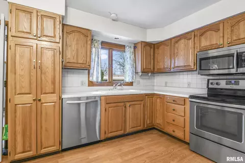 Kitchen - 48 Glen Aire Dr, Springfield, IL 62703 photo 1 of 2