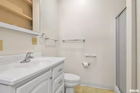 Bath - 48 Glen Aire Dr, Springfield, IL 62703 photo 2 of 2